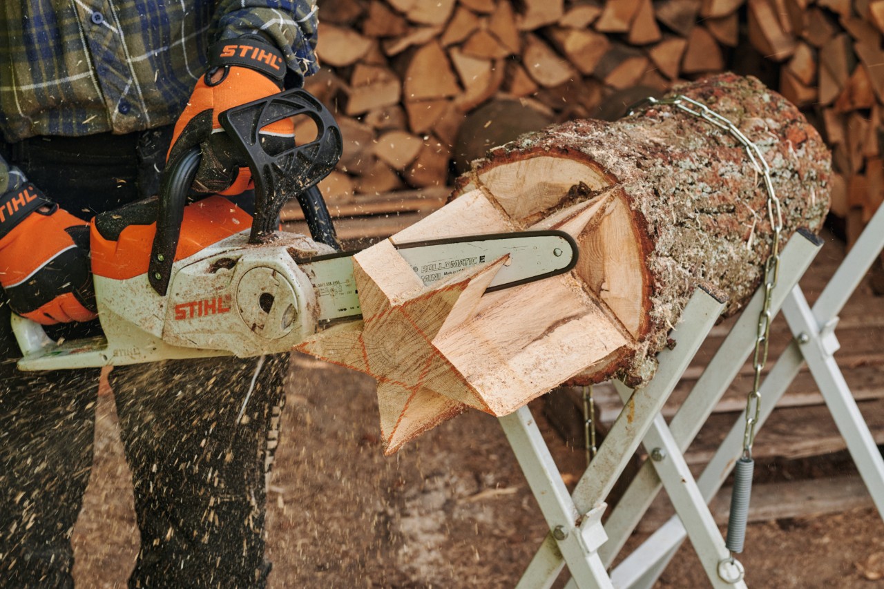 Zvezda se iseca od osnovnog dela motornom testerom STIHL.