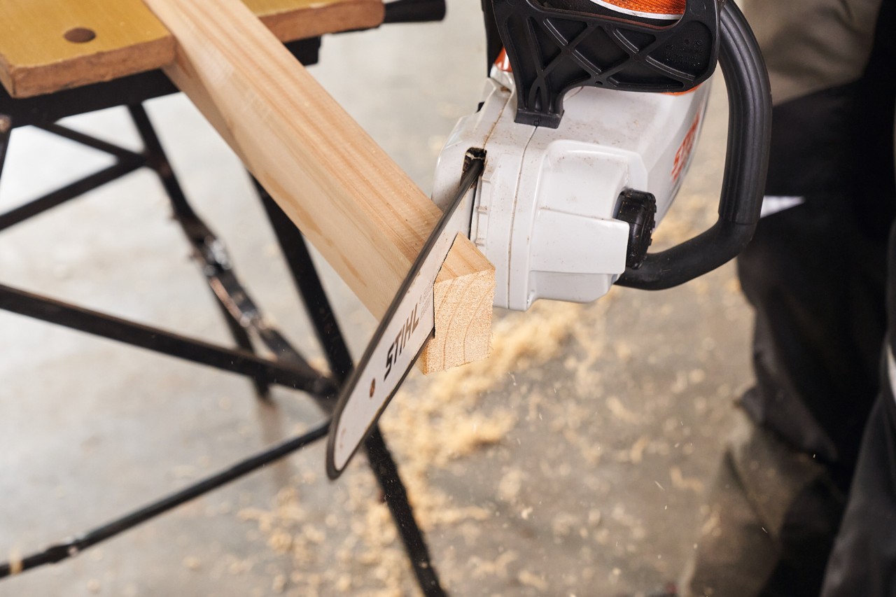Baterijskom motornom testerom STIHL MSA 140 skraćuje se pravougaono drvo za postolje zaklona    