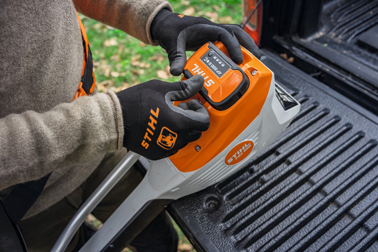 Ubacivanje STIHL AP 500 S bateriju u alat