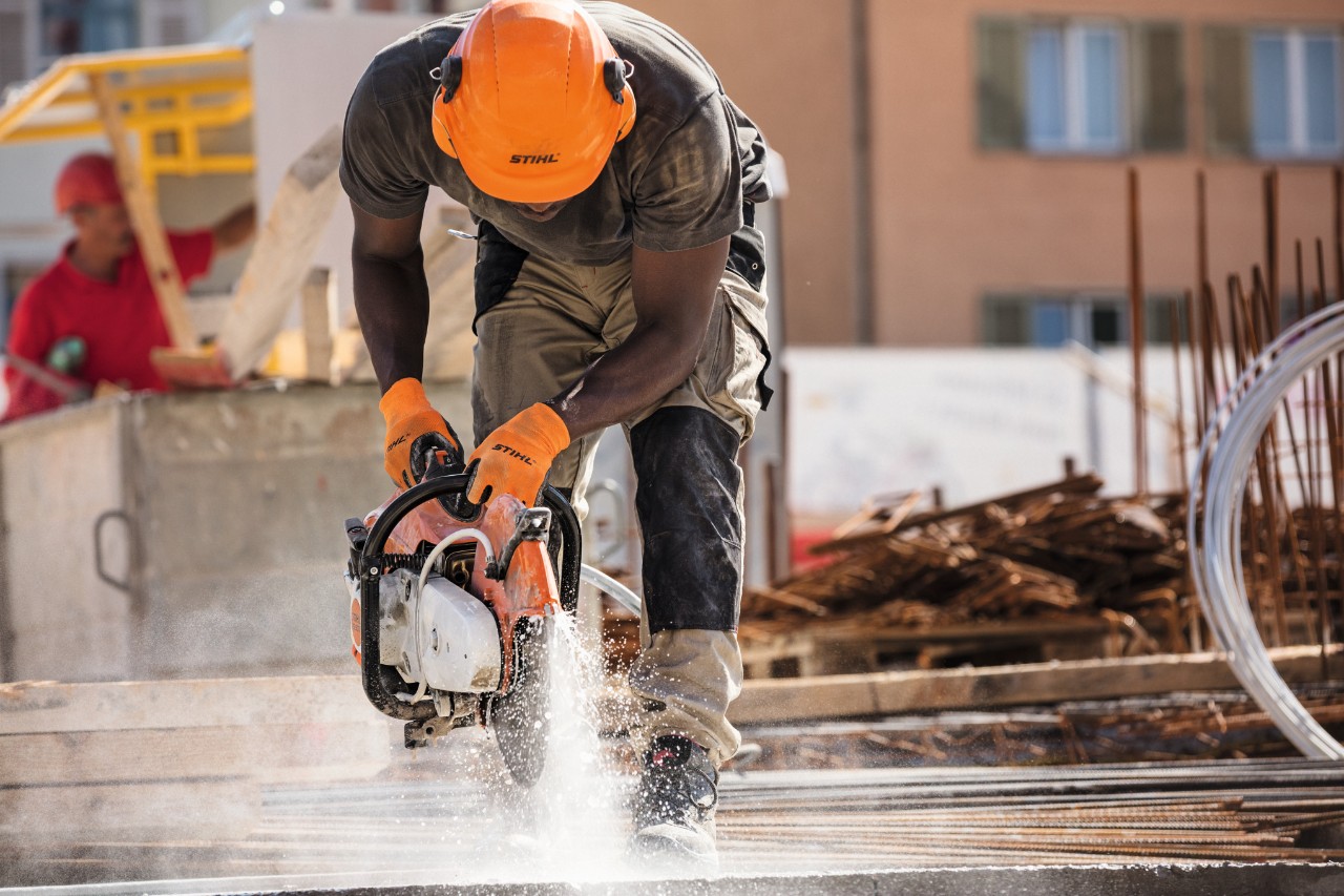 Muškarac radi na gradilištu sa STIHL motornim sekačem TS 500i
