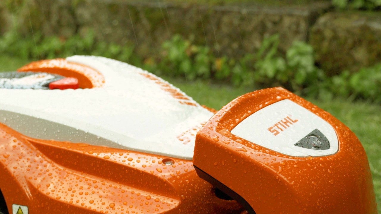 STIHL iMOW® dok pada kiša u baznoj stanici