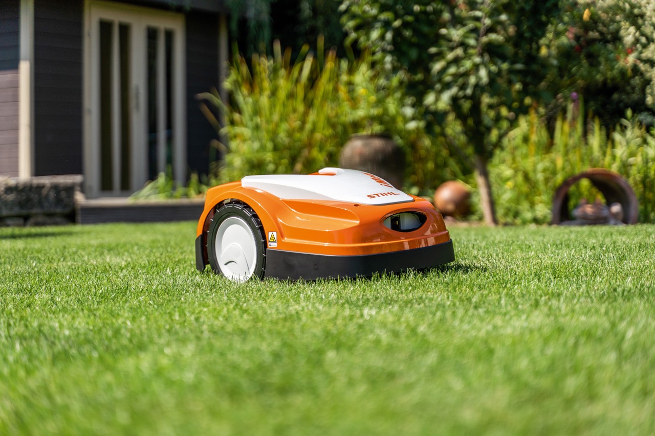 Robotska kosačica STIHL iMOW® RMI 422 na zelenom travnjaku ispred kuće 