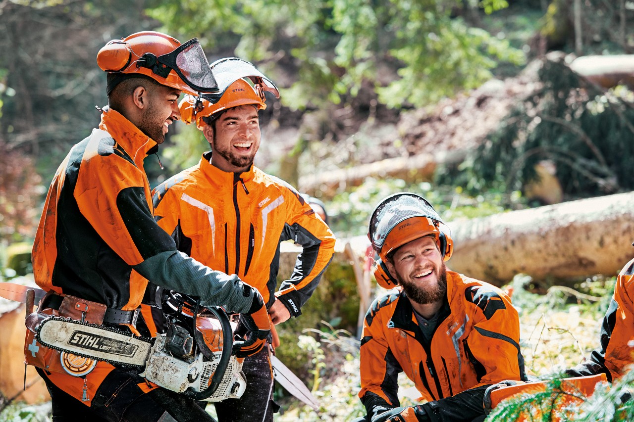 Šumar u STIHL zaštitnoj odeći sa STIHL MS 462 u šumi
