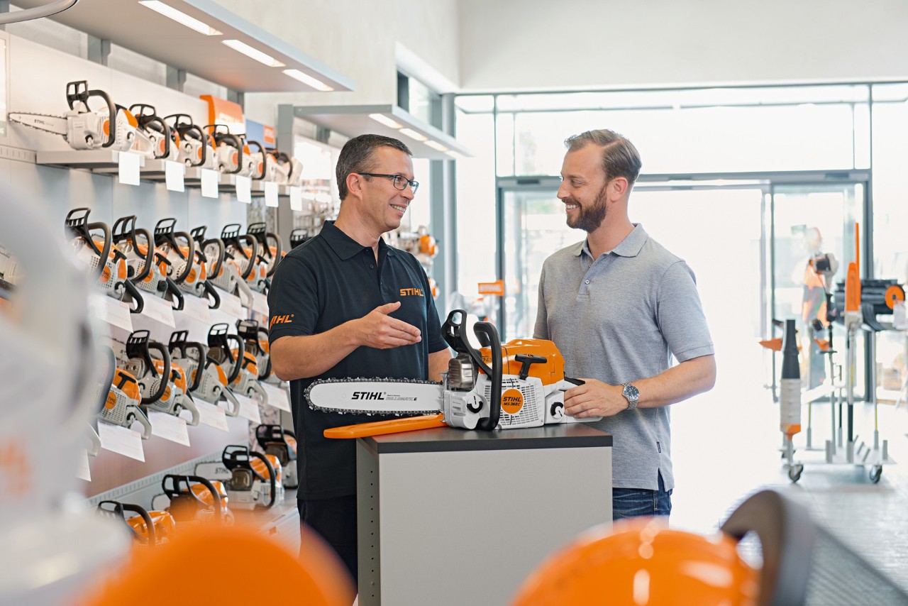 STIHL specijalizovani prodavac savetuje čoveka pri kupovini STIHL lančane testere