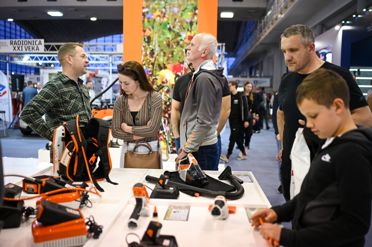 Posetioci sajma razgledaju STIHL uređaje na štandu